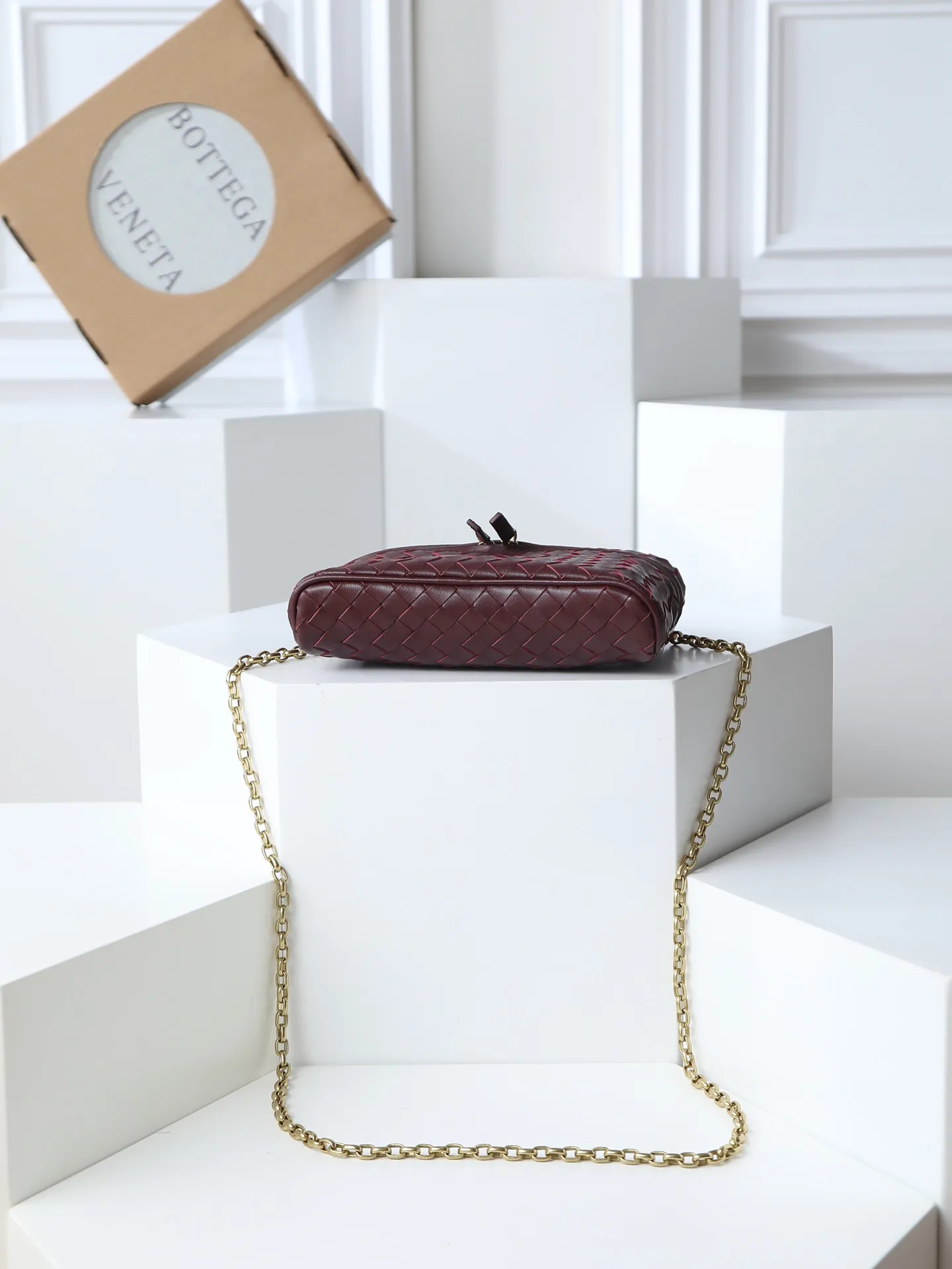 800. BOTTEGA VENETA2025 new women's small Soft Vanity bag adopts the classic Intrecciato weaving technique, inheriting the classics. The ring buckle design 😎 The light metal chain gives you a high-end sense of matching. The chain is removable, so you can wear it as a small bag ~ An elegant small bag that is perfect for participating in events. The overall body of the bag is as soft as marshmallow and can be easily kneaded, showing the strong toughness and high-end feel of the leather. The touch of sheepskin is so amazing. It is so healing when pinched! I have absolutely no resistance to small bags! ! ! Style number: 843800 Size: 19*14*3cm